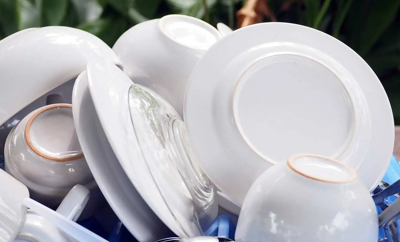 Il trucco per avere stoviglie splendenti